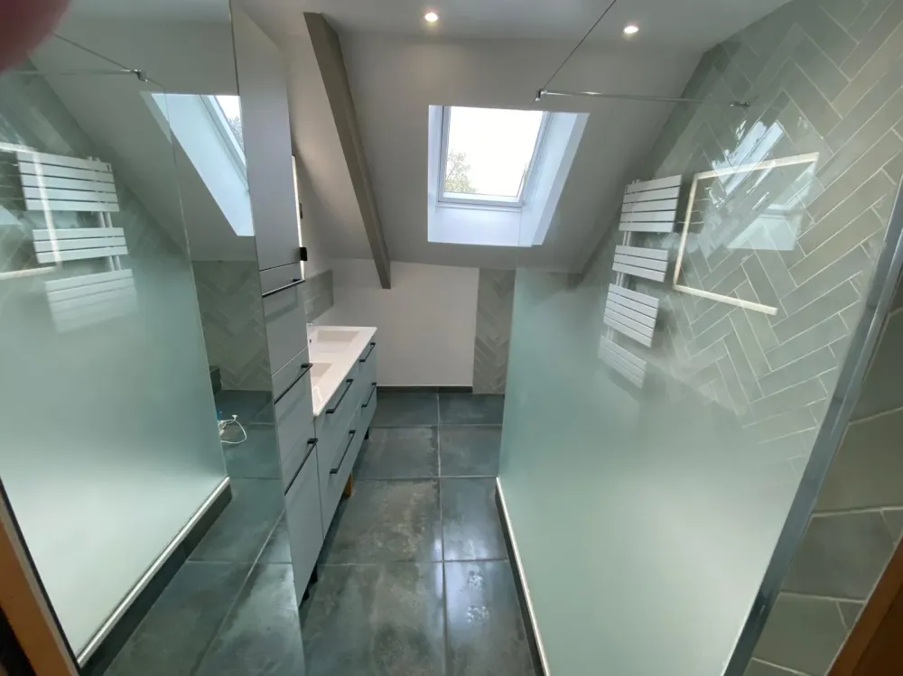 Pose de salle de bain près de Hanches